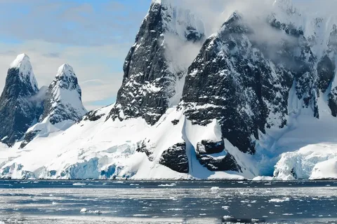 500 hidden earthquakes beneath Antarctica, and the strangest ones are shaking the middle of a tectonic pla