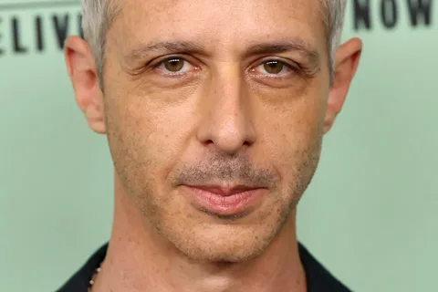 Fans Are Losing It Over Jeremy Strong’s “Haunting” Portrayal Of Mark Zuckerberg